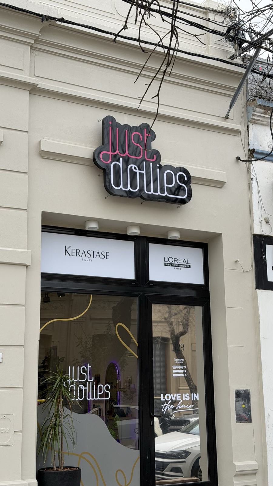 Fachada de Just Dollies con el cartel del logo